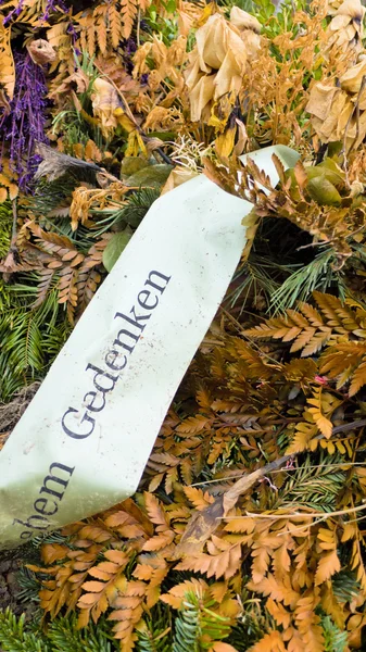 Wreath on a grave — Stock Photo, Image