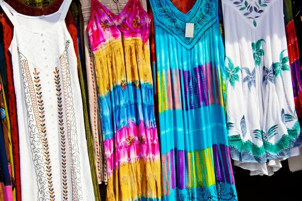 Oblečení na stánku v tržnici — Stock fotografie
