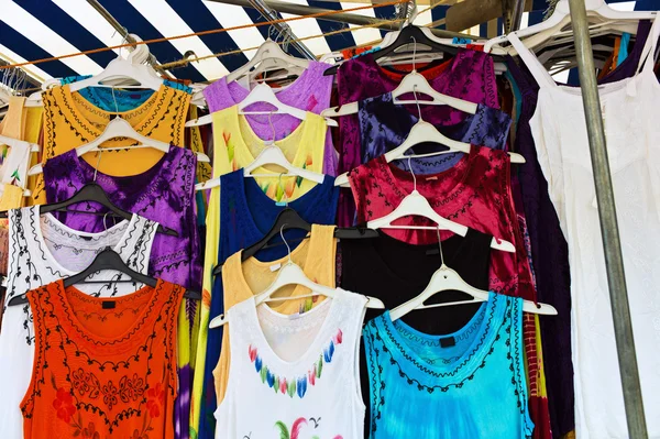 Vêtements sur un stand de marché — Photo