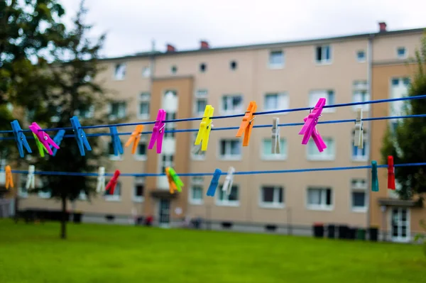 Wäscheklammern an der Wäscheleine — Stockfoto