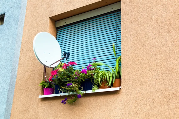 Sistema de satélite em casa — Fotografia de Stock