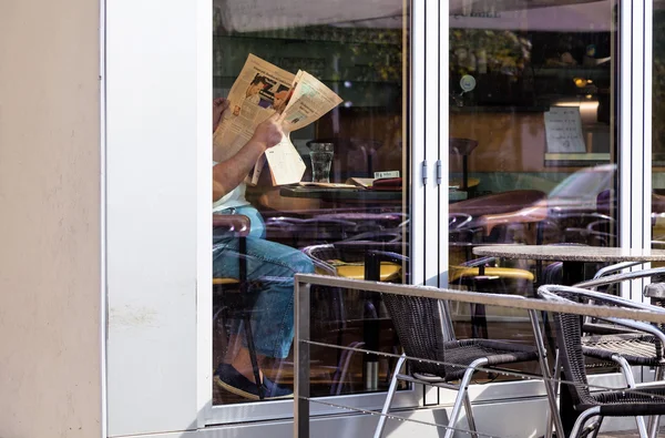 Homem local lendo jornal — Fotografia de Stock