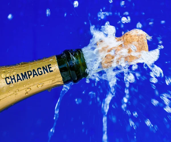 Champagnefles wordt geopend — Stockfoto