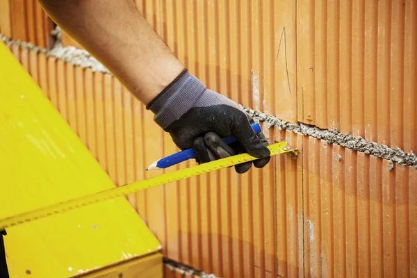 Trabajadores de la construcción en medición —  Fotos de Stock