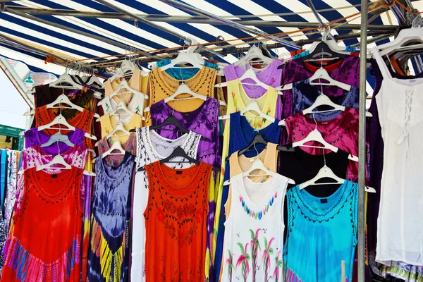 Roupas em uma banca de mercado — Fotografia de Stock