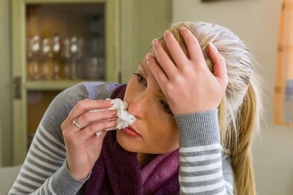 Frau mit Tee und Drogen — Stockfoto