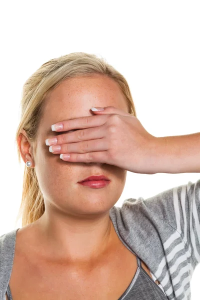 Vrouw bedekt haar ogen — Stockfoto