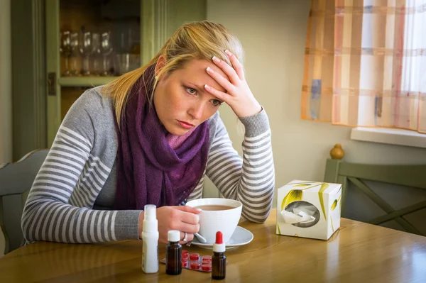 Frau mit Tee und Drogen — Stockfoto