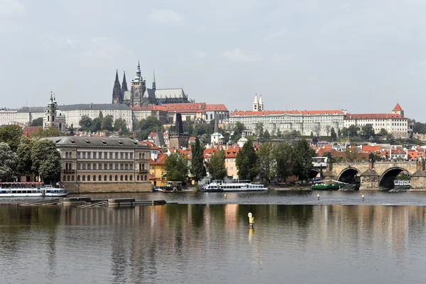 Prágában, a Károly-híd, a prágai vár és a hradcany — Stock Fotó