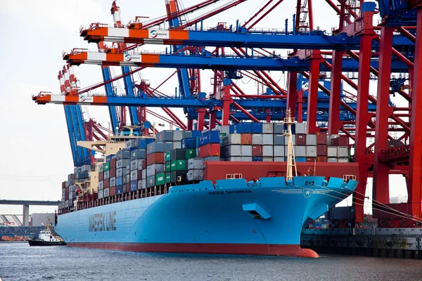 Nave da carico con container nel porto di hamburg — Foto Stock