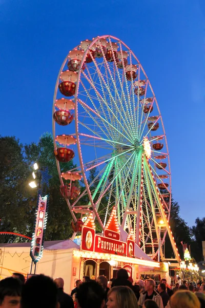 Riesenrad beim Karneval am Abend — Stockfoto