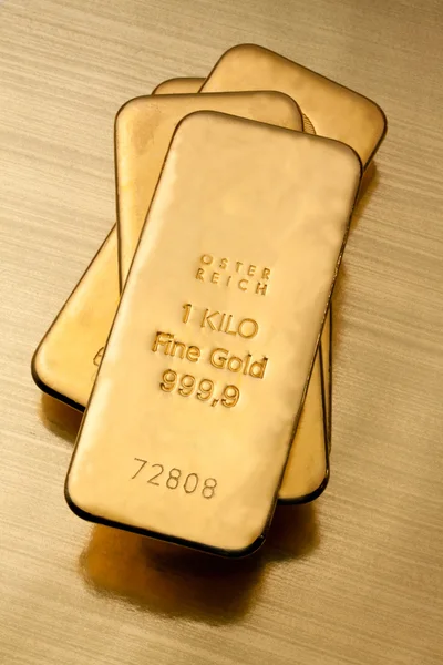 Investment in real gold than gold bullion and gold coins — Stock Photo, Image