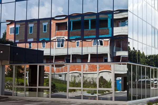 Karkas van een residentieel gebouw wordt weerspiegeld in de gevel — Stockfoto