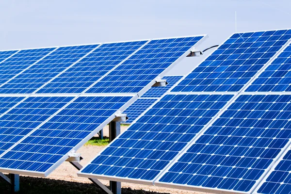 Énergie solaire alternative. centrale d'énergie solaire . — Photo