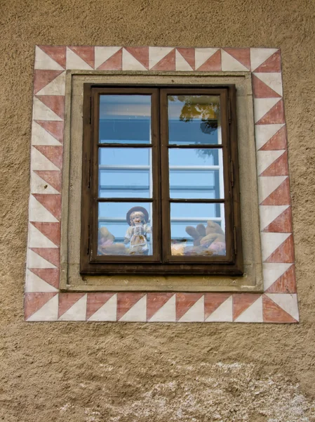 Poupée et jouet dans une fenêtre — Photo