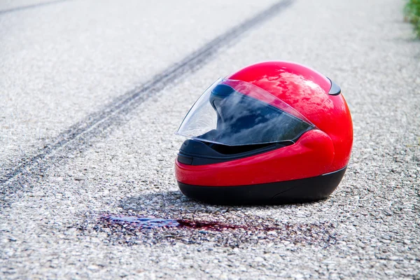 Bir motosiklet bir kaza. trafik kaza ve skid işaretleri — Stok fotoğraf