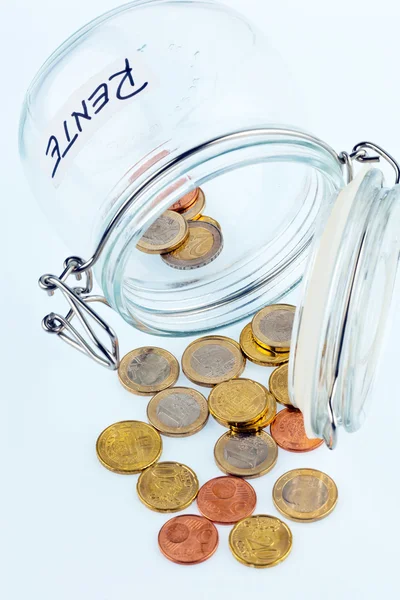 Glas mit Münzen. Beschriftung Ruhestand / Rente — Stockfoto