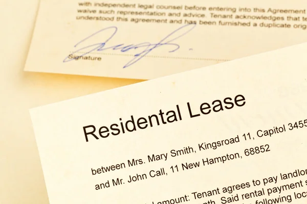 Apartment keys and rental agreement — Stock Photo, Image