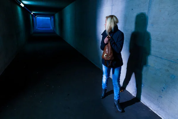 Mujer en el túnel tiene miedo — Foto de Stock
