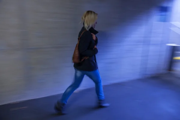 Kvinnan i tunneln är rädd — Stockfoto