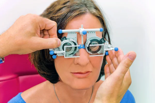 Vision test hos optikern / öga läkare — Stockfoto