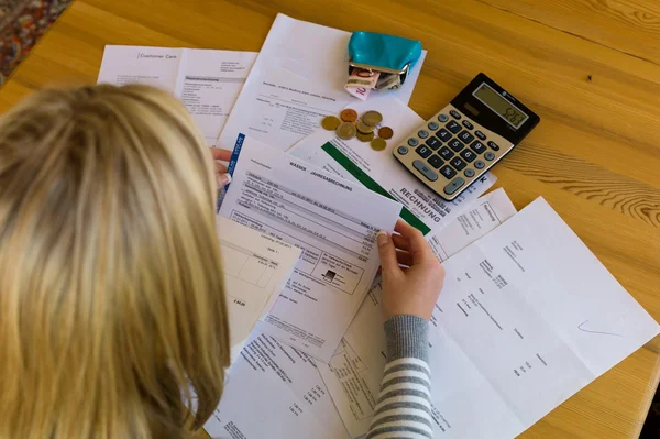 Kvinna med obetalda räkningar och skulder — Stockfoto