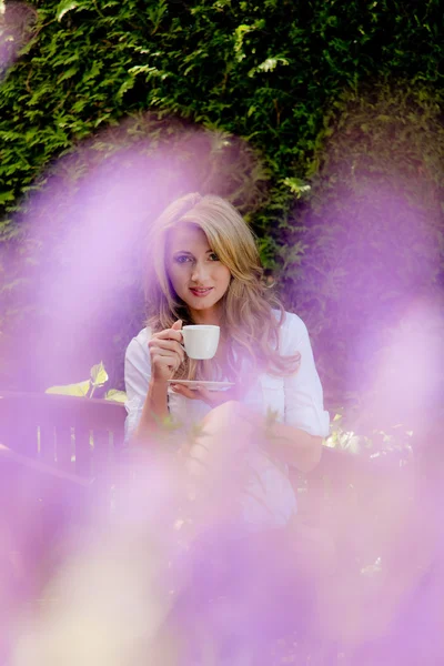 Woman drinking coffee at breakfast in the garden — Stock Photo, Image