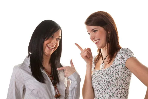 Zwei junge Frauen flüstern einander zu — Stockfoto