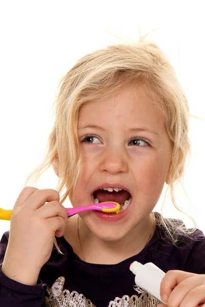 Niño mientras te cepillas los dientes. cepillo de dientes y pasta de dientes — Foto de Stock