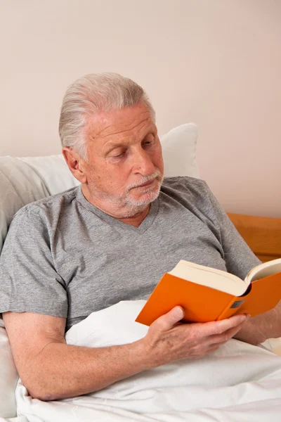 Senior en un asilo de ancianos al reservar en la cama — Foto de Stock