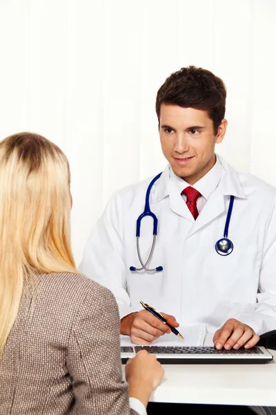 Patient und Arzt im Gespräch — Stockfoto