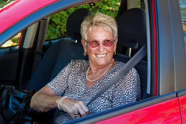 Senior jako automobilový závodník v autě. — Stock fotografie