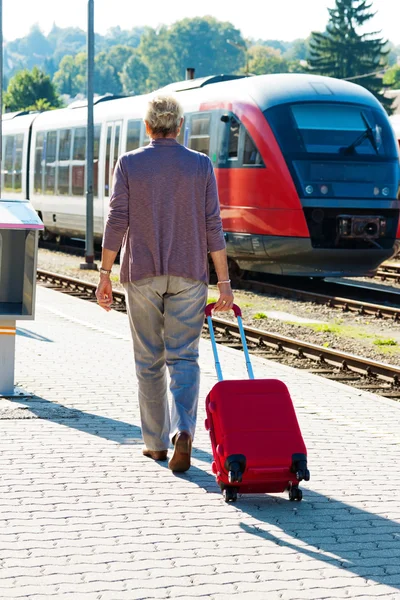 Mature aged couple at the train station — Stock Photo, Image