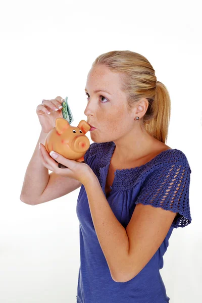 Jovem mulher com porquinho banco — Fotografia de Stock