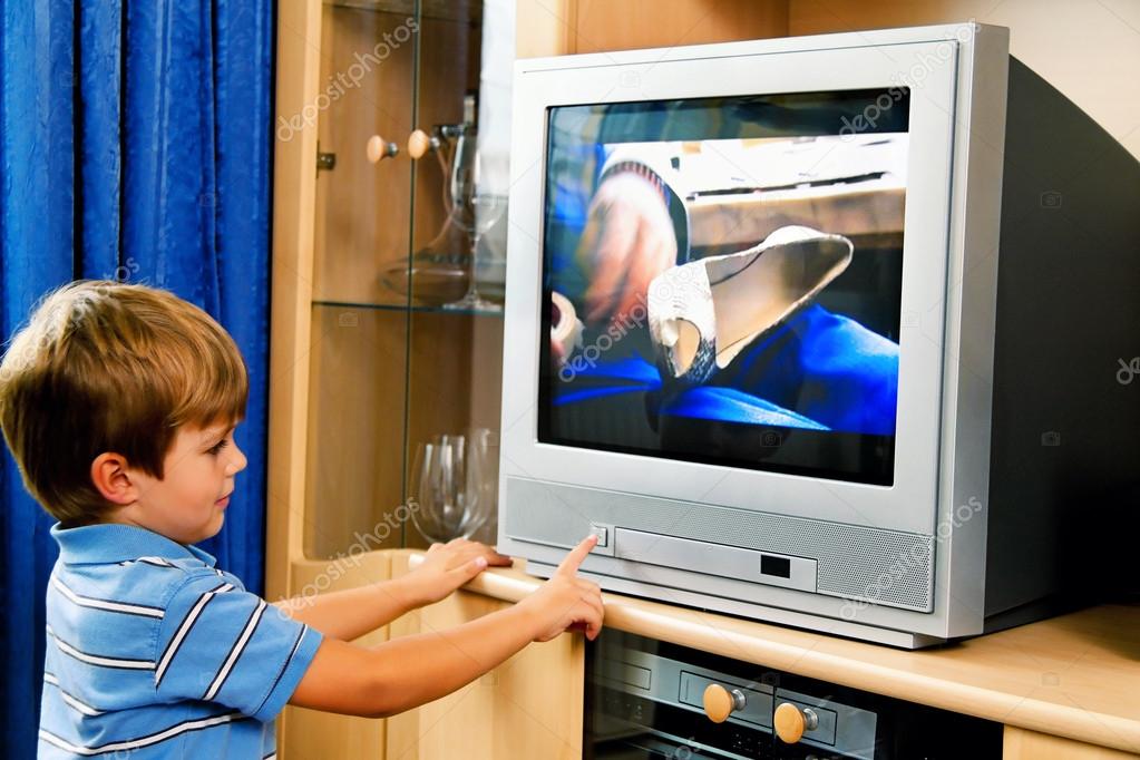 Смотрите ли телевизор. Детский телевизор. Телевизор в детской. Телевизор и маленький ребенок. Детские телевизоры для малышей.
