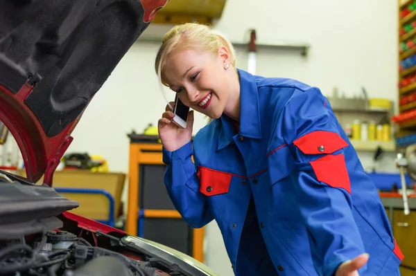 Frau als Mechanikerin in Kfz-Werkstatt — Stockfoto