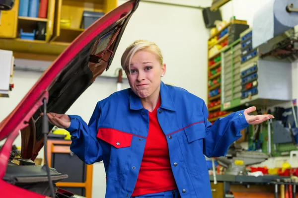 Mujer como mecánico en taller de coches — Foto de Stock