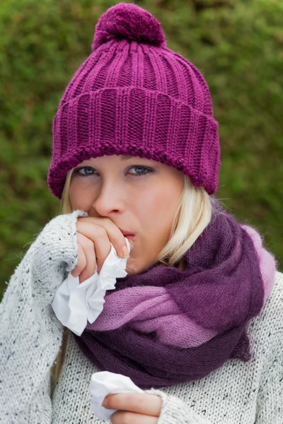 Woman has a cold and has a cold — Stock Photo, Image