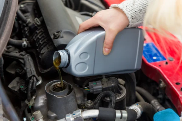 Woman charged after oil in car — Stock Photo, Image