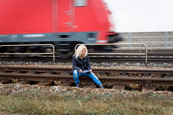 Vrouw zelfmoord met gedachten op het goede spoor — Stockfoto