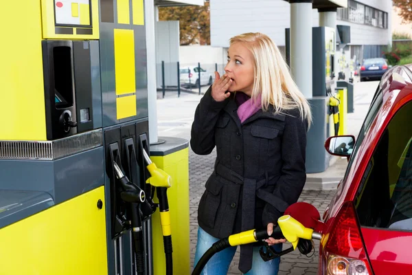 Vrouw bij benzinestation om bij te tanken — Stockfoto