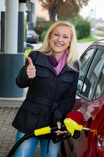 Woman at gas station to refuel — Stock Photo, Image