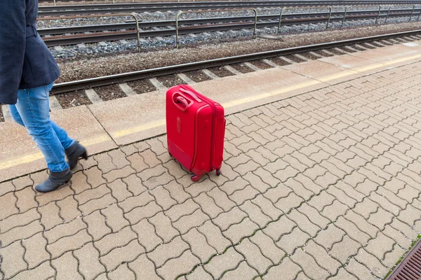 Vrouw wacht op haar treinstation — Stockfoto