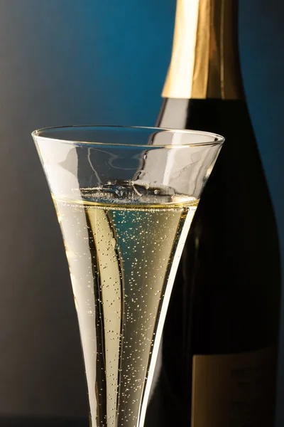 Champagne glas met champagne fles — Stockfoto