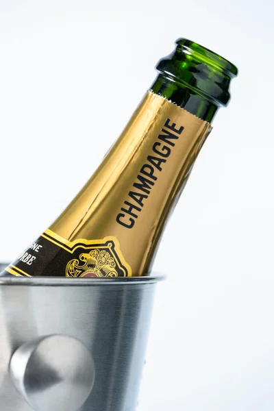 Шампанское в ведре со льдом — стоковое фото