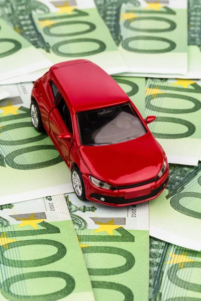 Автомобіль на банкнотах євро — стокове фото