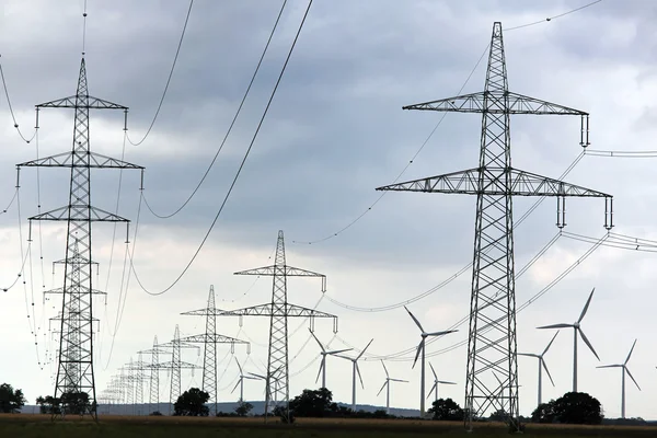 Turbina eólica com postes de potência para eletricidade de energia alternativa — Fotografia de Stock