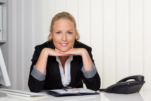 Ung framgångsrik kvinna på ett kontor — Stockfoto