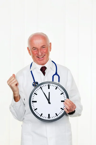 Lekarz z zegarem 11:55 — Zdjęcie stockowe