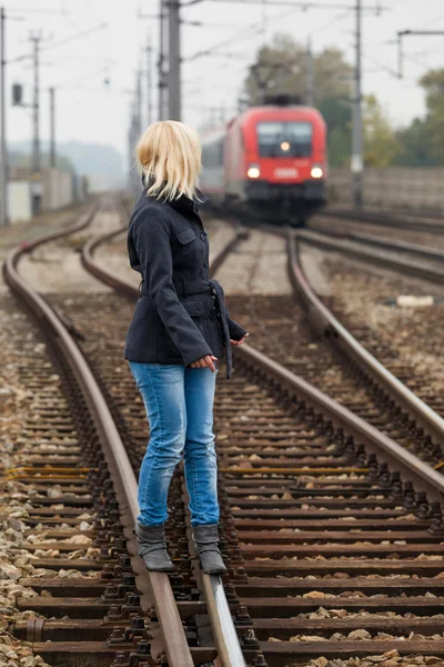 Vrouw balanceren op de rails. besluiten — Stockfoto